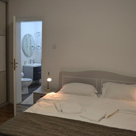 ブカレストVictoria Plaza Two Bdr Aptアパートメント エクステリア 写真